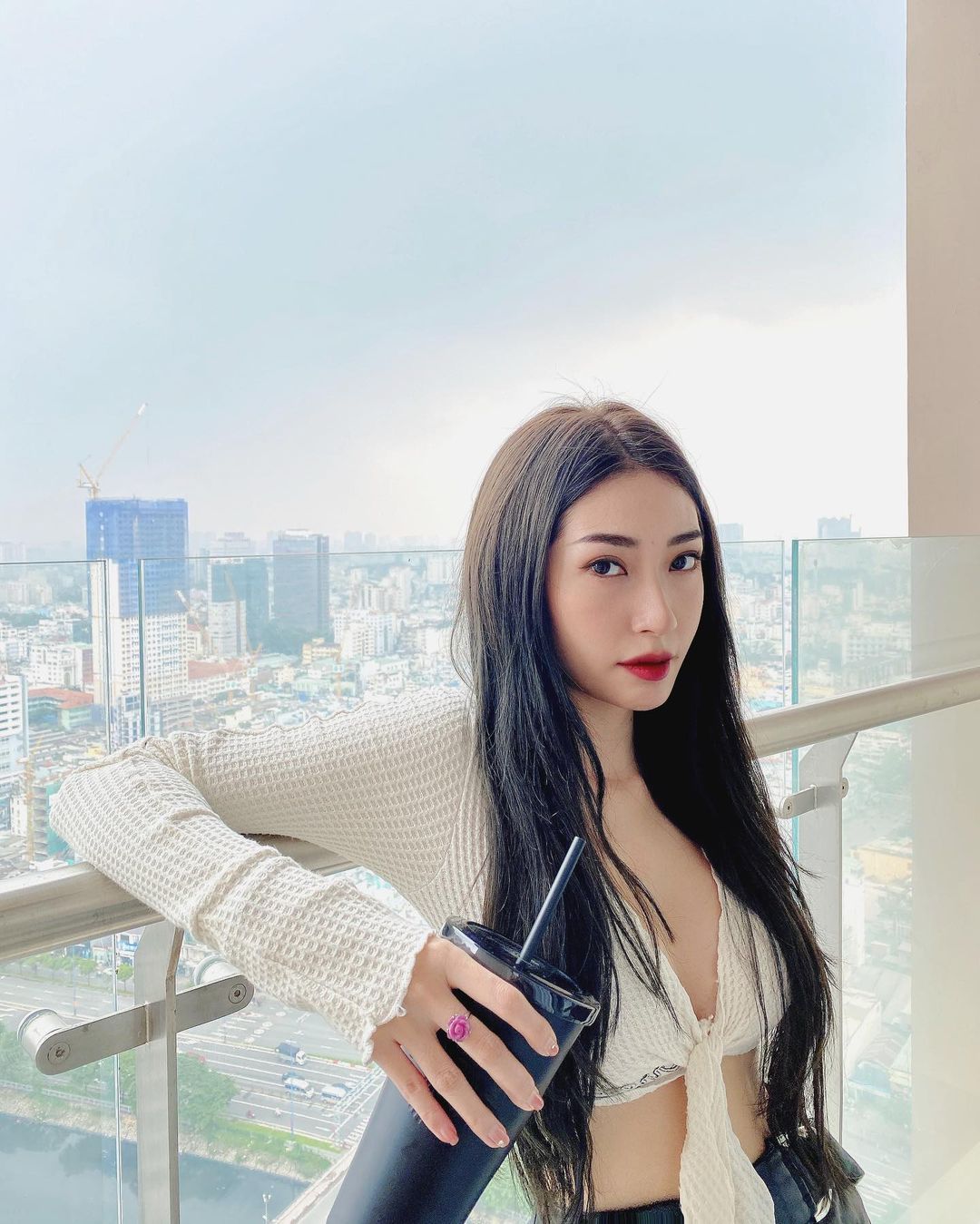 Khổng Tú Quỳnh sở hữu khá nhiều những chiếc áo croptop.