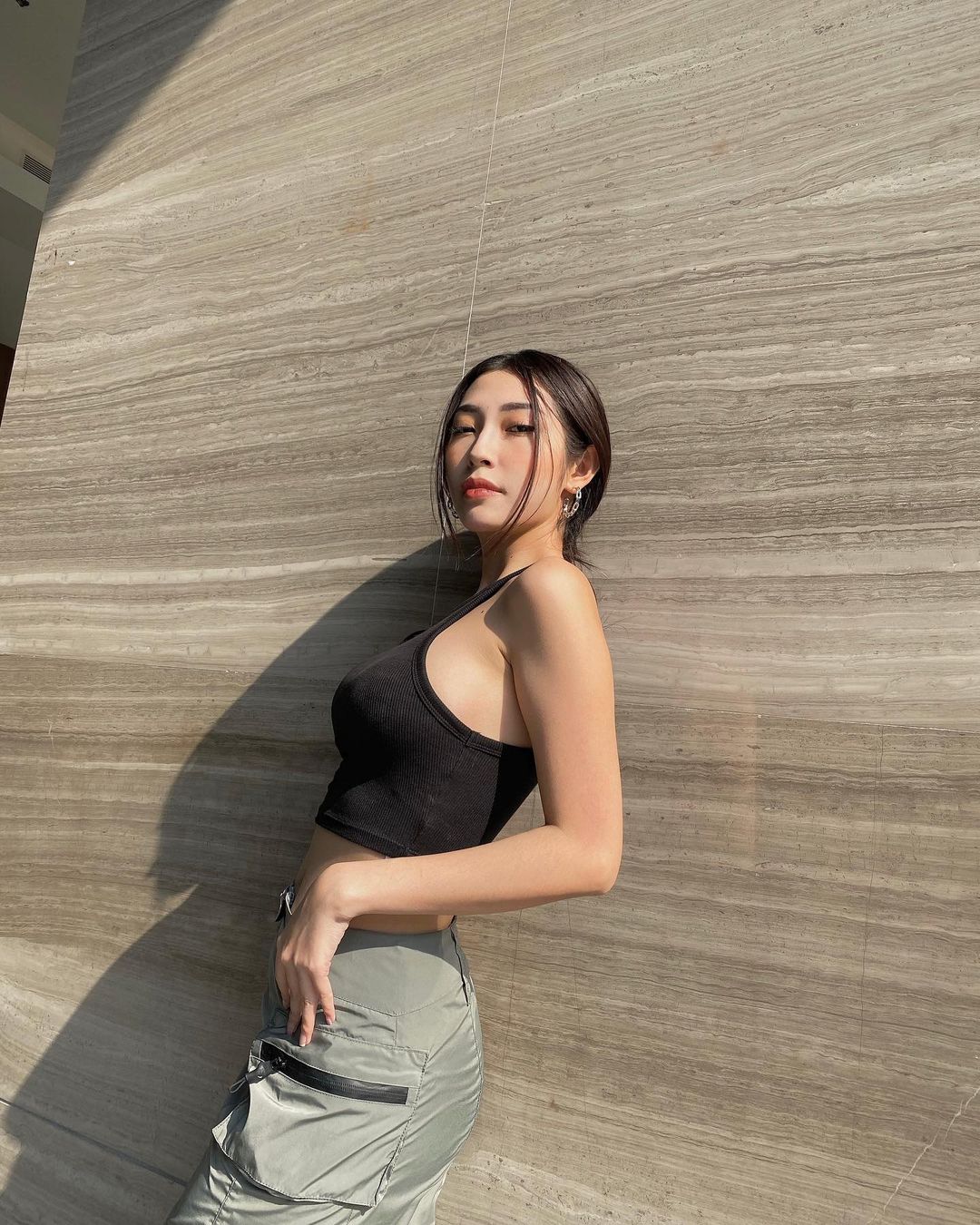 Khi mặc croptop dáng ôm như thế này bạn có thể kết hợp với quần thụng.