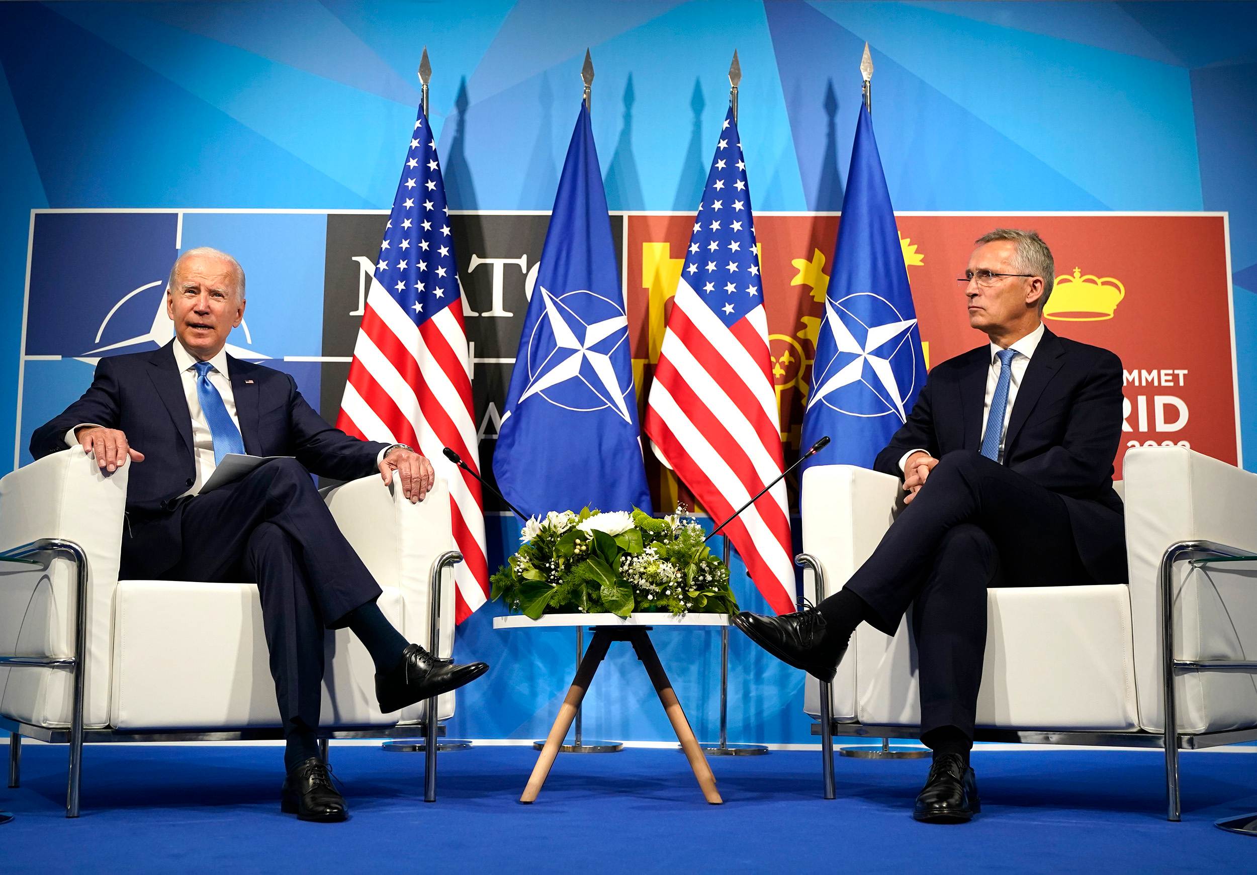 Tổng thống Mỹ Biden nói chuyện cùng Tổng thư ký NATO Jens Stoltenberg trong cuộc gặp tại hội nghị thượng đỉnh NATO hôm 29.6 (ảnh: CNN)