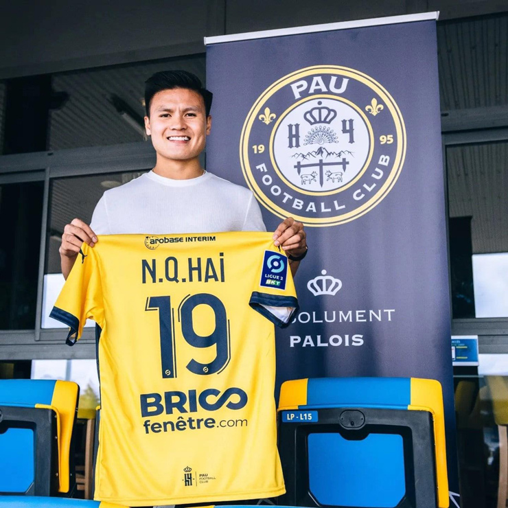 Quang Hải đã chính thức gia nhập Pau FC và đeo áo số 19 ưa thích tại CLB của Pháp