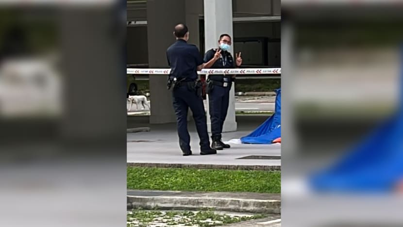 Bức ảnh chụp một sĩ quan cảnh sát có cử chỉ "lạ" cạnh tử thi thu hút sự chú ý của cộng đồng mạng Singapore. Ảnh: Facebook Tracy Lim
