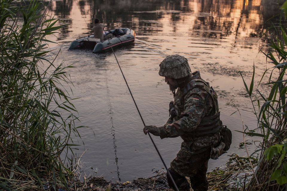 Binh sĩ Ukraine vượt sông ở Severodonetsk (ảnh&nbsp;: Reuters)