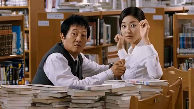 Trong khi đó, hoa hậu gợi cảm nhất Hàn Quốc Kim Sa Rang lại có một vai diễn cô giáo đáng nhớ trong phim điện ảnh "Hot for teacher” (tên tiếng Việt: Cô thực tập quyến rũ).
