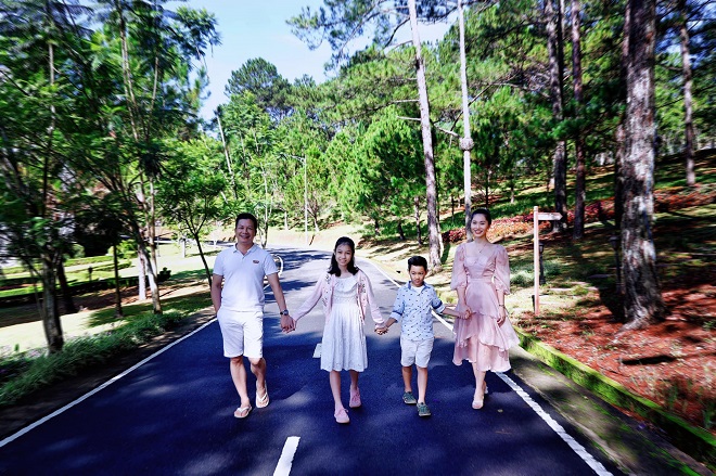 Thu Trang chia sẻ hình ảnh cùng ông xã và các con lớn của chồng đi dạo&nbsp;