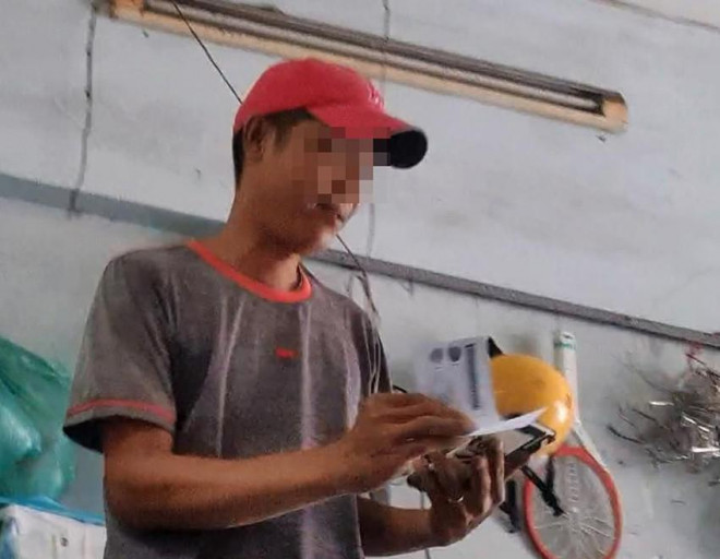 Ngày 17-4-2021, cò lấy 500.000 đồng và hộ khẩu rồi đưa chúng tôi vào phònggặp Đại úy Minh để làm CCCD.