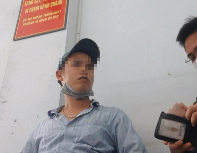 Ngày 24-4-2021, chúng tôi đưa cho cò 500.000 đồng để được vào thẳng phòng nhập liệu.