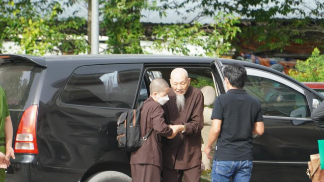 Bị cáo Lê Tùng Vân được dìu ra khỏi xe 7 chỗ