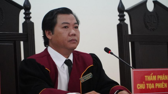 Chủ tọa phiên tòa - Nguyễn Khắc Linh Duy thông qua thủ tục phiên tòa