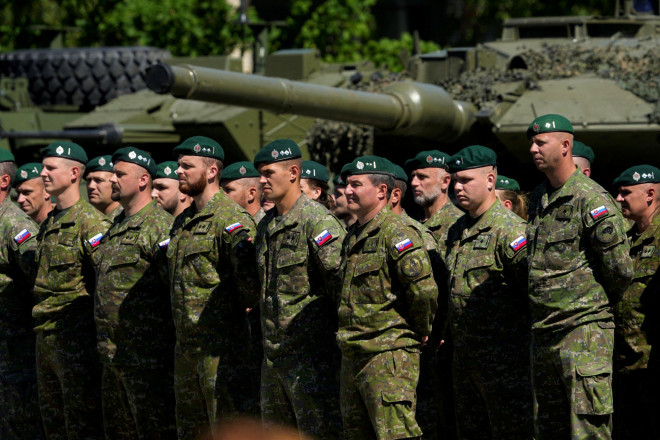 "Do vậy Mỹ kiên quyết muốn kéo dài
cuộc xung đột Ukraine, trong khi các nhà lãnh đạo châu Âu - những
người sáng lập NATO thì ngược lại, muốn kết thúc cuộc khủng hoảng
càng sớm càng tốt", ấn phẩm Global Times viết.