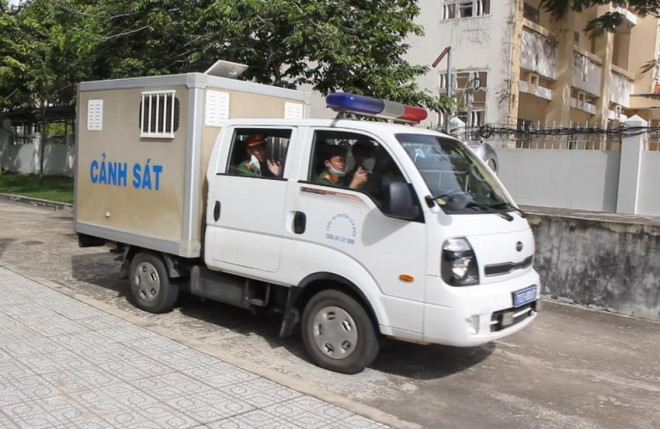 Xe chở bị cáo Giàu tới tòa chiều nay. Ảnh: Minh Chung