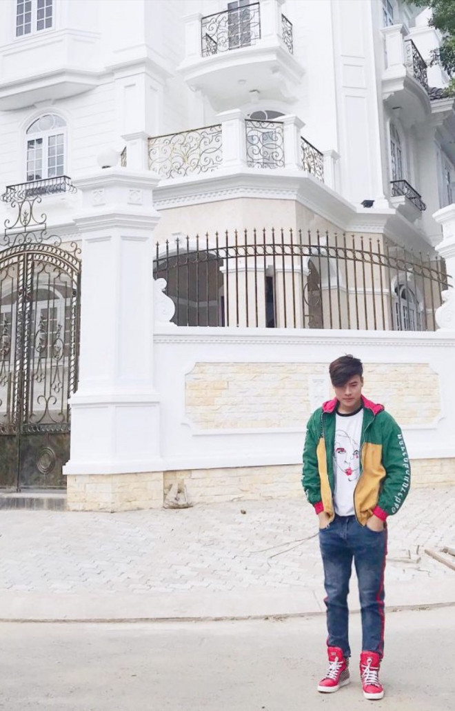 Nhìn từ bên ngoài biệt thự phủ một màu trắng
sang trọng.