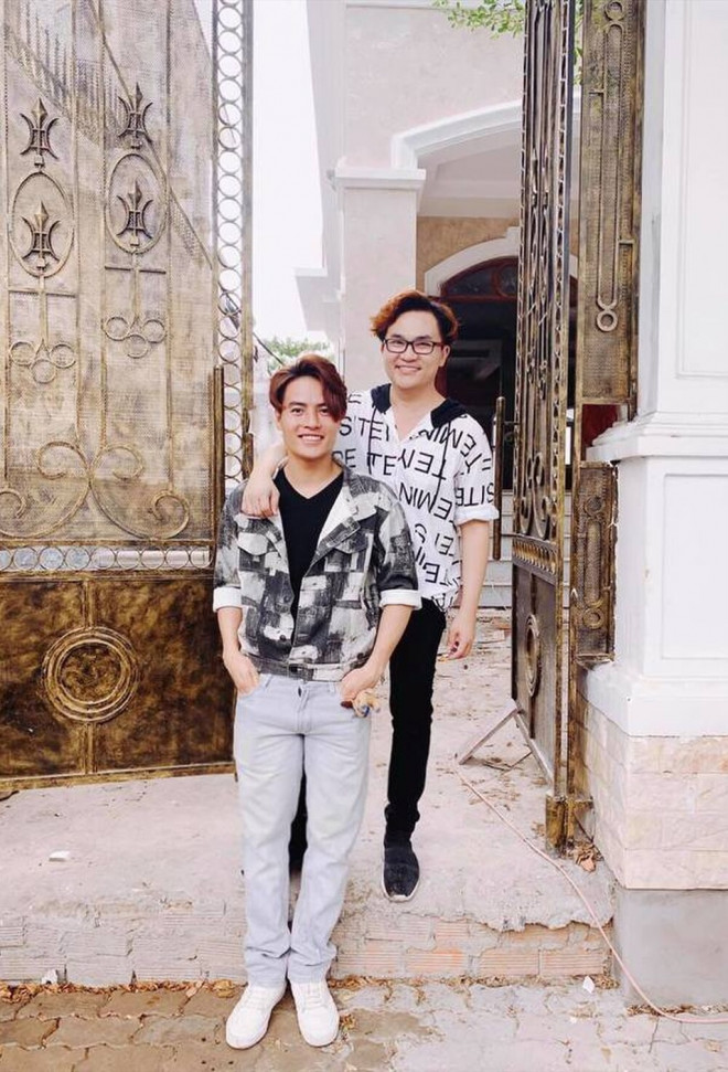 MC Đại Nghĩa cũng vừa chuyển về sống tại căn
biệt thự mới xây này ở TPHCM. Đây là thành quả anh tích góp được
trong nhiều năm hoạt động nghệ thuật