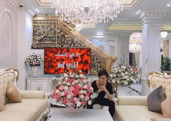 Nội thất bên trong biệt thự khiến nhiều khán
giả trầm trồ. Đặc biệt, khu phòng khách được bài trí theo phong
cách hoàng gia với nhiều vật dụng đắt đỏ.