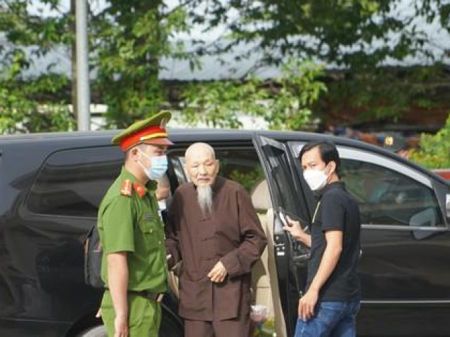 Tin tức trong ngày - Bị cáo Lê Tùng Vân được dìu vào phòng xử