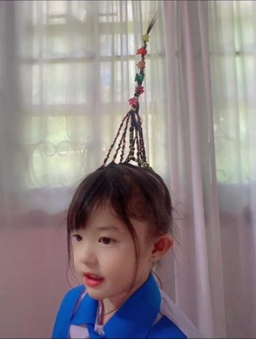 Người mẹ Thái Lan ngày nào cũng tạo kiểu tóc “kỳ thú” cho con gái, dân mạng cực ấn tượng - 2