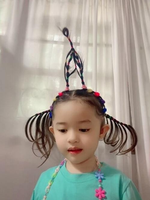 Người mẹ Thái Lan ngày nào cũng tạo kiểu tóc “kỳ thú” cho con gái, dân mạng cực ấn tượng - 3
