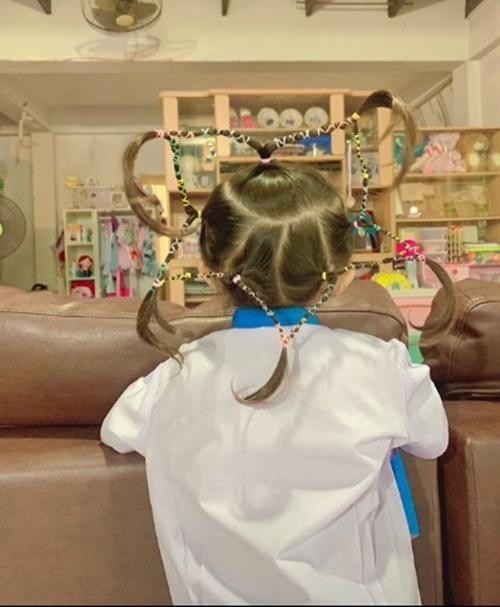 Người mẹ Thái Lan ngày nào cũng tạo kiểu tóc “kỳ thú” cho con gái, dân mạng cực ấn tượng - 6