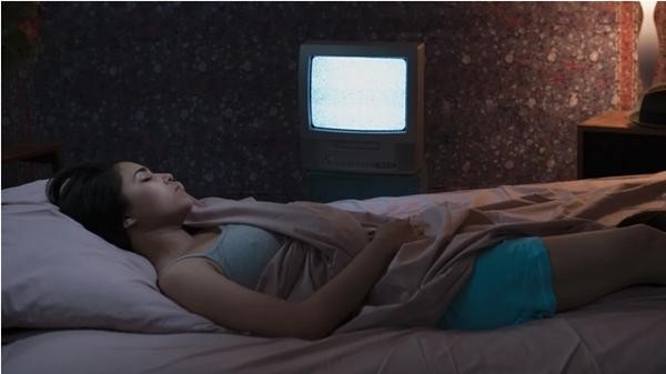 Để tivi bật trong lúc ngủ là ý tưởng không hay chút nào đâu. Ảnh: Steve Prezant/ Getty Images.