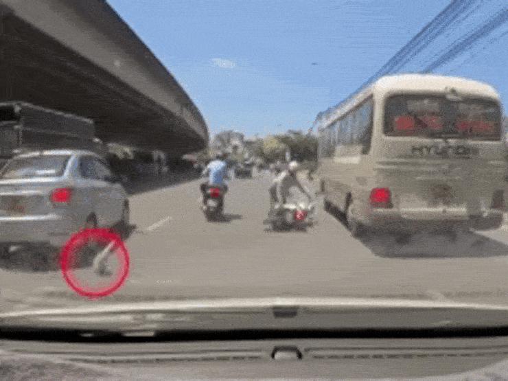 Clip: Bức xúc cô gái bỏ xe tay ga giữa đường để bắt mèo
