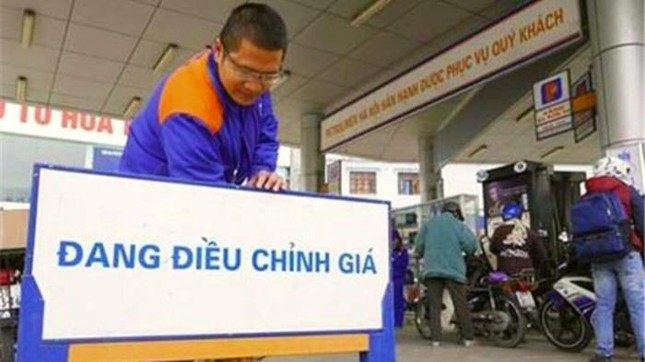Bộ Tài chính trình phương án giảm thêm 2 loại thuế với xăng dầu - 1