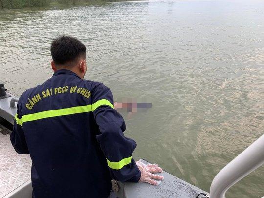 Liên tiếp phát hiện 2 thi thể nam, nữ trôi dạt trên sông - 1