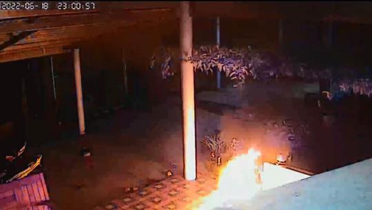 Hiện trường nhà ông Bùi Quốc Thành bị "khủng bố" bằng bom xăng vào đêm 18-6