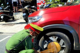 Tin tức trong ngày - Công an khóa xe vi phạm thay vì đưa về bãi tạm giữ