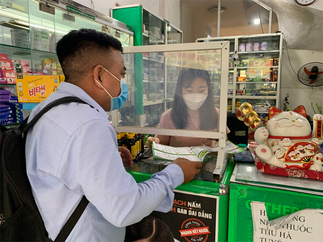 Nhân viên phát triển thị trường thuocsi.vn hướng dẫn đặt hàng cho các nhà thuốc tại khu vực Hà Nội