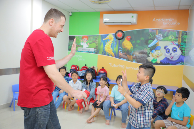 Giao tiếp cùng giáo viên bản ngữ thông qua các hoạt động tương tác cao