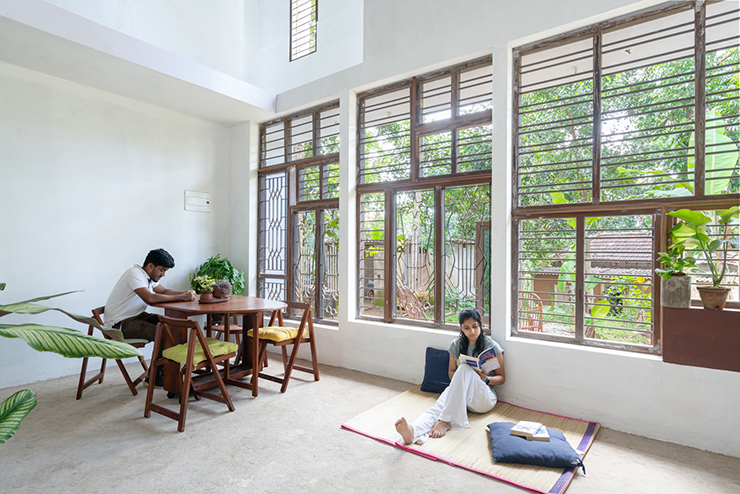 Khu vực phòng khách với những ô cửa sổ lớn
