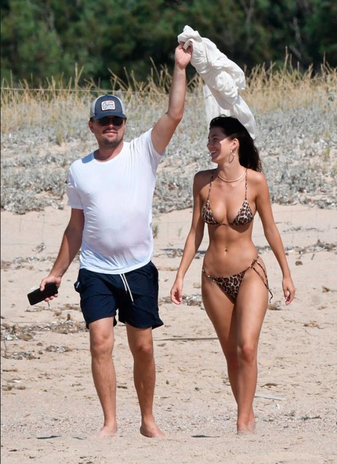 Bạn gái kém Leonardo DiCaprio 23 tuổi khoe thân hình sexy ở bãi biển tại Malibu - 5