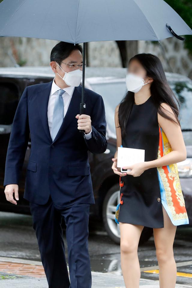 Cháu gái cố chủ tịch tập đoàn Samsung trẻ-giàu-mặc đẹp "nổi rần rần" trên các trang tin - 1
