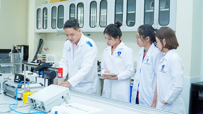 Giảng viên hướng dẫn sinh viên thực hành tại phòng thí nghiệm Vật lý Y khoa