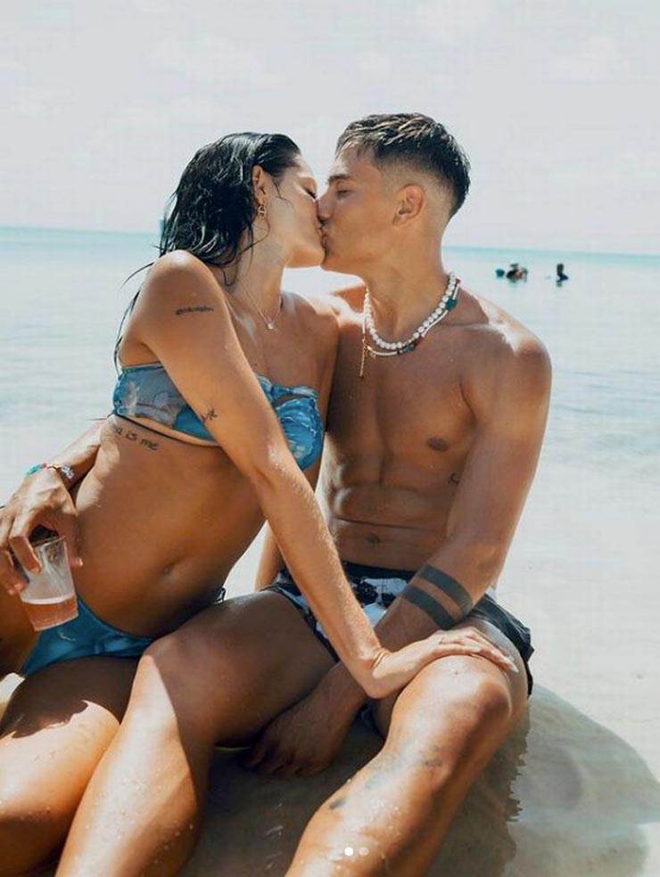 Oriana Sabatini và bạn trai Paulo Dybala hôn nhau đắm đuối trên bãi biển