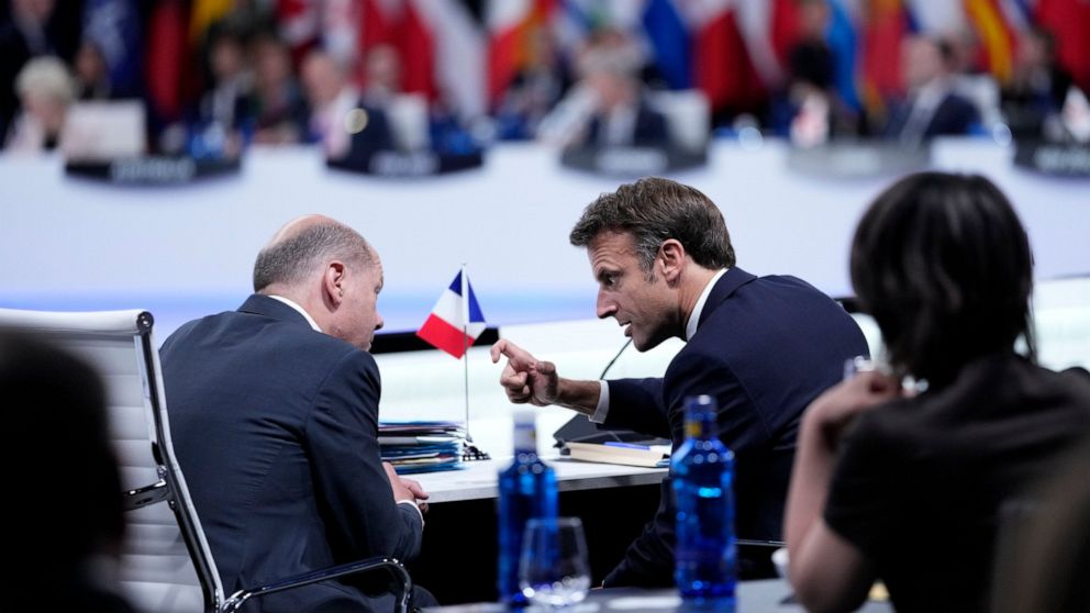 Tổng thống Pháp&nbsp;Emmanuel Macron thảo luận với Thủ tướng Đức Olaf Scholz tại hội nghị thượng đỉnh NATO ngày 29.6.