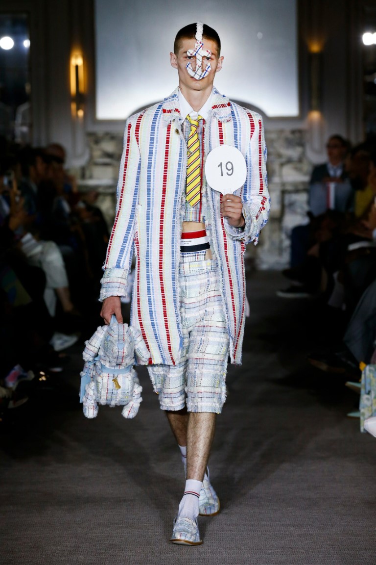 Thom Browne pha trộn phong cách nữ tính thành nam tính trong bộ sưu tập nam Xuân Hè 2023 - 11