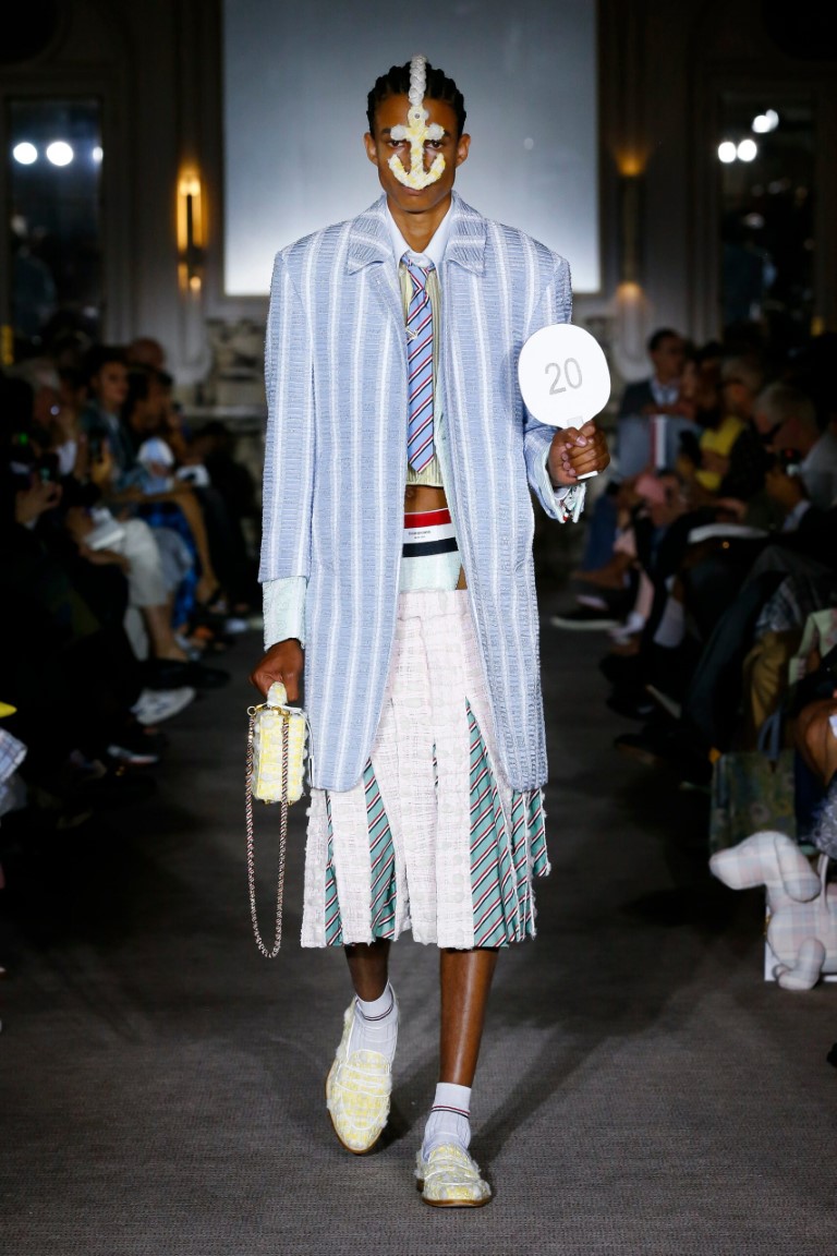 Thom Browne pha trộn phong cách nữ tính thành nam tính trong bộ sưu tập nam Xuân Hè 2023 - 7