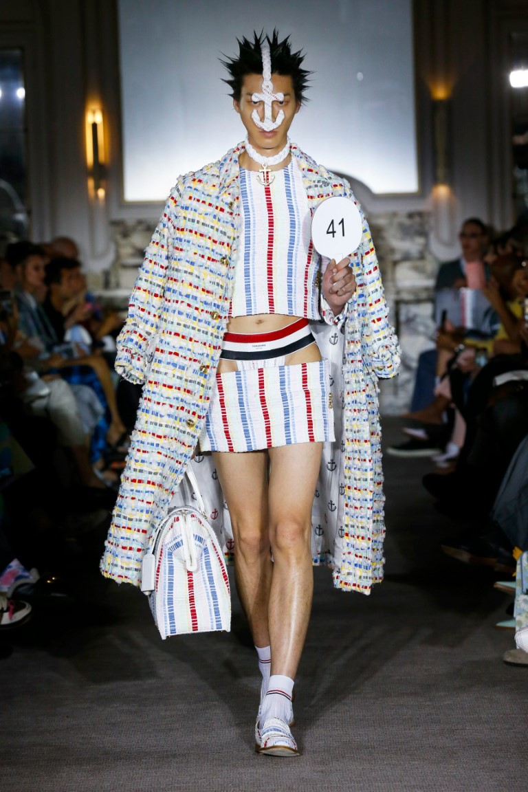 Thom Browne pha trộn phong cách nữ tính thành nam tính trong bộ sưu tập nam Xuân Hè 2023 - 6