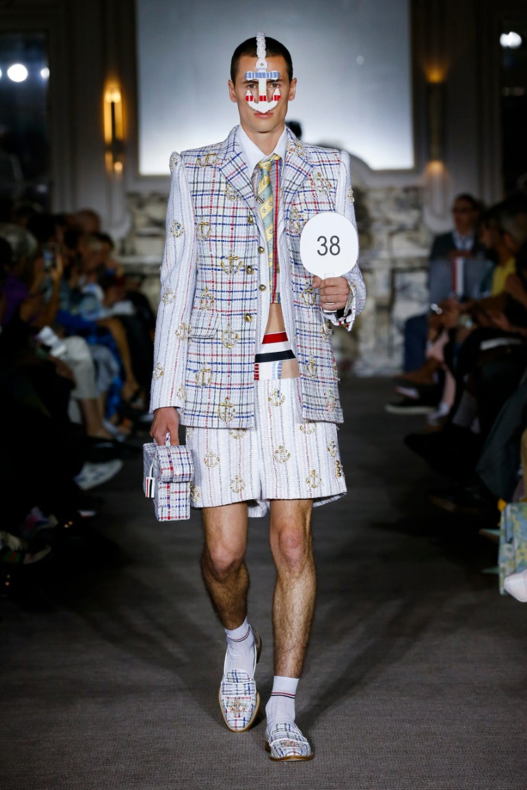 Thom Browne pha trộn phong cách nữ tính thành nam tính trong bộ sưu tập nam Xuân Hè 2023 - 2