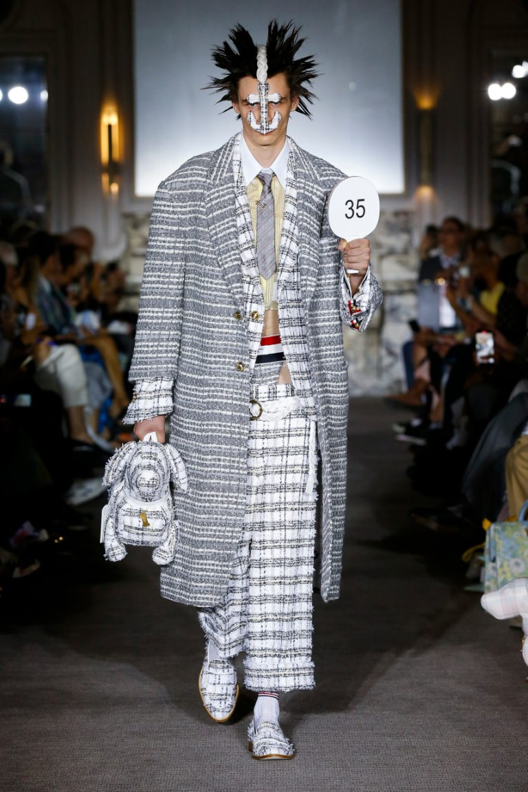 Thom Browne pha trộn phong cách nữ tính thành nam tính trong bộ sưu tập nam Xuân Hè 2023 - 19