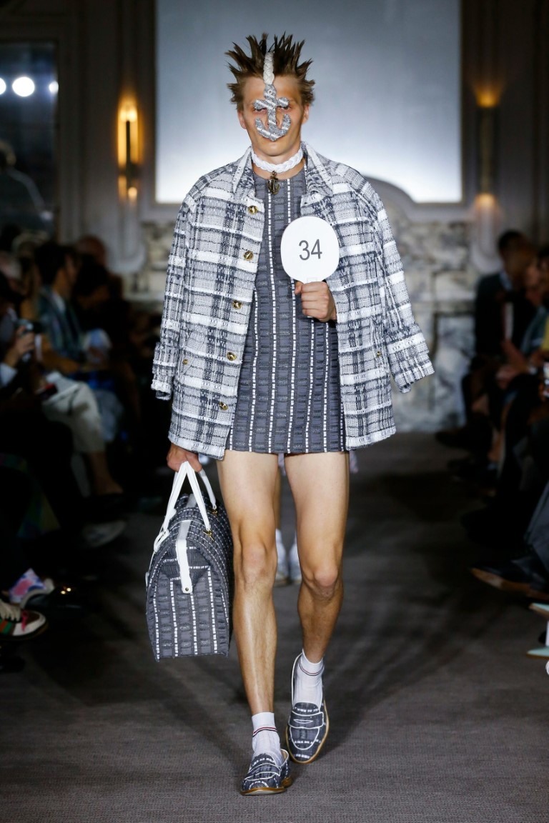 Thom Browne pha trộn phong cách nữ tính thành nam tính trong bộ sưu tập nam Xuân Hè 2023 - 17
