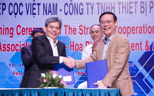 Ông Nguyễn Ngọc Quang (trái) đăng ký bán thỏa thuận 5 triệu cổ phiếu HPG cho con gái