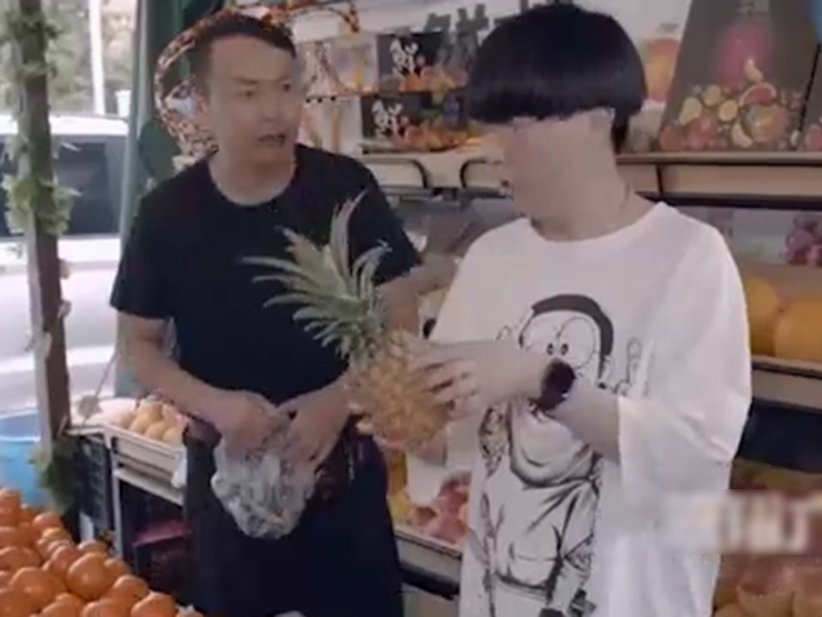 Clip hài hước - Thanh niên rảnh rỗi ra đường "chọc phá" ông chủ bán hoa quả