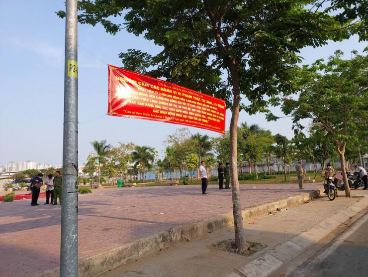 Băng rôn cấm thả diều được treo tại khu vực công viên, tuy vậy nhiều người vẫn cố tình vi phạm. Ảnh: ĐC