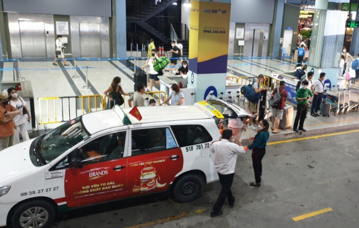 Hành khách đón taxi tại sân bay Tân Sơn Nhất