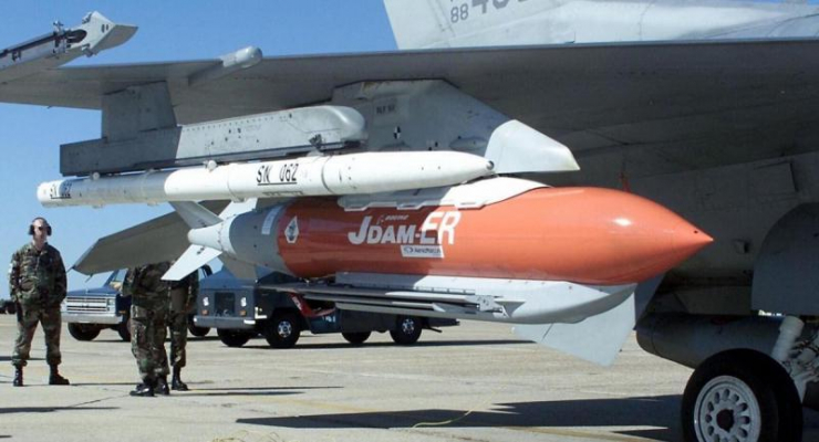 Bom JDAM-ER trang bị cánh lái được treo trên giá vũ khí của tiêm kích phương Tây. Ảnh: GettyImages