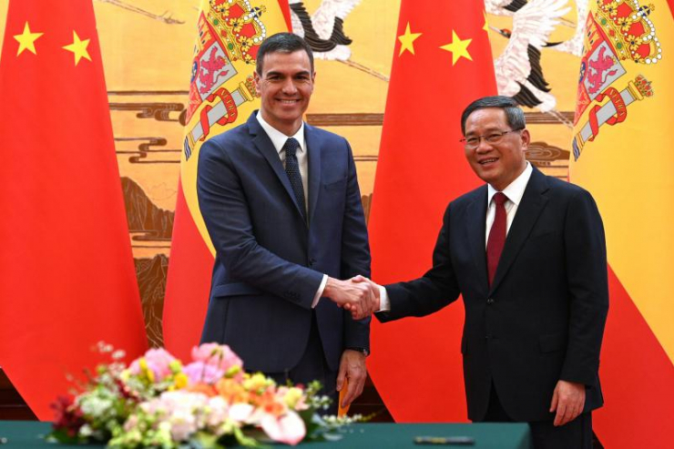 Thủ tướng Pedro Sanchez và người đồng cấp Lý Cường tại Bắc Kinh ngày 31/3.&nbsp;Ảnh: EPA