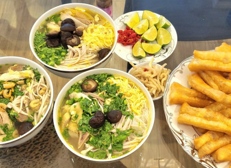 Bún thang là món ăn đậm dư vị Hà Nội. Món ăn với rất nhiều nguyên liệu nhưng vẫn mang hương vị thanh tao, chứa đựng nét tinh hoa ẩm thực của người dân Hà thành.