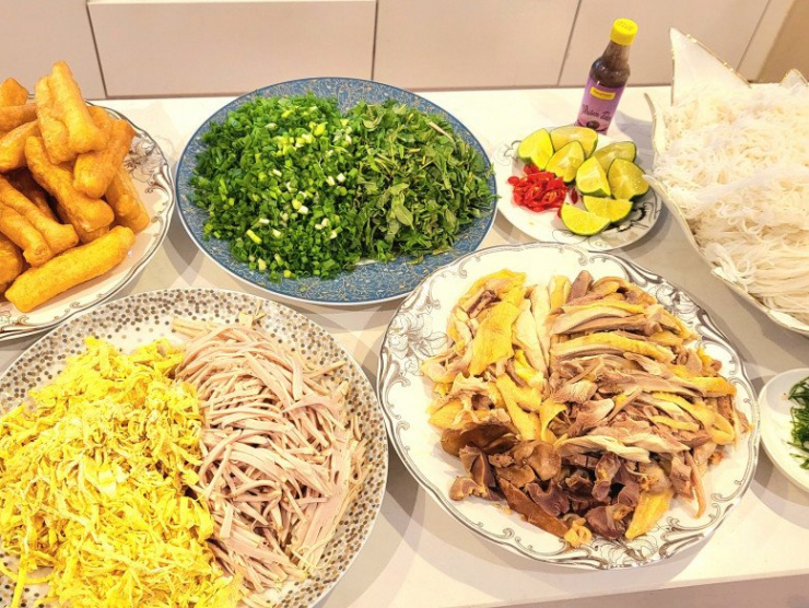 Một tô bún thang chuẩn vị gồm có bún, gà luộc, trứng tráng, giò lụa, tôm nõn, nấm hương, củ cải khô... Vợ Mạnh Trường đã chuẩn bị rất đầy đủ các nguyên liệu.