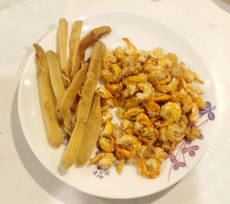 Bà xã Mạnh Trường cũng sử dụng tôm khô và sá sùng, 2 nguyên liệu đặc biệt giúp nước dùng bún thang ngon ngọt hơn rất nhiều.